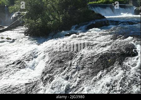 Die Tumwater Falls sind eine Reihe von Kaskaden am Deschutes River in Tumwater, Washington, USA. Stockfoto