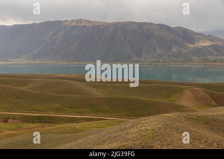 Toktogul Wasserreservoir, Reservoir im Gebiet des Toktogul Distrikts der Region Jalal-Abad in Kirgisistan, dem größten Reservoir in Zentralasien Stockfoto