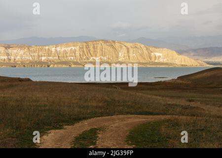 Toktogul Wasserreservoir, Reservoir im Gebiet des Toktogul Distrikts der Region Jalal-Abad in Kirgisistan, dem größten Reservoir in Zentralasien Stockfoto