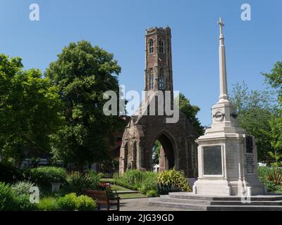 Kriegsdenkmal und Greyfriars Tower alles, was von Franciscan Friary Tower Gardens St James Street King's Lynn Norfolk übrig ist Stockfoto