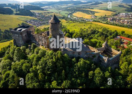 Stara Lubovna Castle in der Slowakei, Luftdrohnenansicht im Sommer. Stockfoto