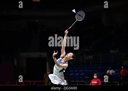 Kuala Lumpur, Malaysia. 7.. Juli 2022. Die Thailänderin Pornpawee Chochuwong tritt beim Malaysia Masters 2022 in Kuala Lumpur, Malaysia, am 7. Juli 2022, im Einzel-Match der Frauen im Jahr 16 gegen die Chinesin Chen Yufei an. Quelle: Chong Voon Chung/Xinhua/Alamy Live News Stockfoto