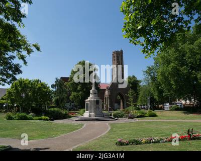 Kriegsdenkmal und Greyfriars Tower alles, was von Franciscan Friary Tower Gardens St James Street King's Lynn Norfolk übrig ist Stockfoto