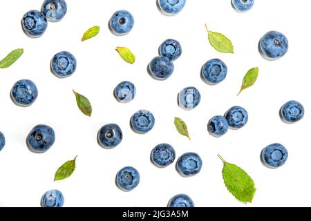 Frische Heidelbeeren und Blätter, Beerenhintergrundrahmen isoliert auf weißem Hintergrund, Draufsicht Stockfoto