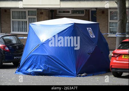 Millthorpe Close, Ward End, Birmingham, England, 7. Juli 2022. Die Polizei von West Midlands hat Wohnungen in Millthorpe Close, Birmingham, nach einem Vorfall abgesperrt. Detectives wurden beobachtet, wie sie Tür zu Tür Anfragen machten, während ein blauer ford EcoSport unter einem Polizeizelt geparkt wurde. PIC by Credit: Stop Press Media/Alamy Live News Stockfoto