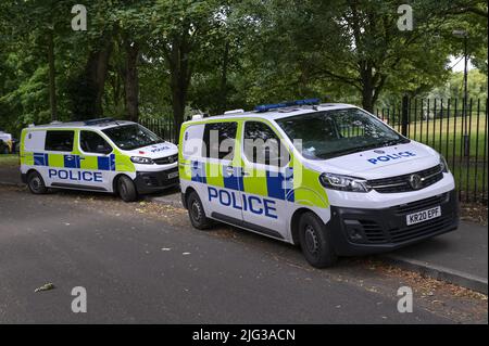 Millthorpe Close, Ward End, Birmingham, England, 7. Juli 2022. Die Polizei von West Midlands hat Wohnungen in Millthorpe Close, Birmingham, nach einem Vorfall abgesperrt. Detectives wurden beobachtet, wie sie Tür zu Tür Anfragen machten, während ein blauer ford EcoSport unter einem Polizeizelt geparkt wurde. PIC by Credit: Stop Press Media/Alamy Live News Stockfoto