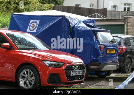 Millthorpe Close, Ward End, Birmingham, England, 7. Juli 2022. Die Polizei von West Midlands hat Wohnungen in Millthorpe Close, Birmingham, nach einem Vorfall abgesperrt. Detectives wurden beobachtet, wie sie Tür zu Tür Anfragen machten, während ein blauer ford EcoSport unter einem Polizeizelt geparkt wurde. PIC by Credit: Stop Press Media/Alamy Live News Stockfoto