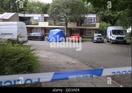 Millthorpe Close, Ward End, Birmingham, England, 7. Juli 2022. Die Polizei von West Midlands hat Wohnungen in Millthorpe Close, Birmingham, nach einem Vorfall abgesperrt. Detectives wurden beobachtet, wie sie Tür zu Tür Anfragen machten, während ein blauer ford EcoSport unter einem Polizeizelt geparkt wurde. PIC by Credit: Stop Press Media/Alamy Live News Stockfoto