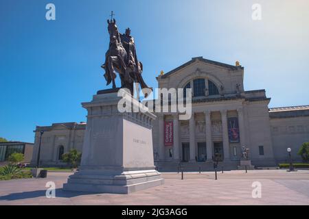 St. Louis, MO – 27. Juni 2022; mittags scheint die Sommersonne auf das Saint Louis Art Museum mit der Statue des Königs Louis IX. Im Vordergrund des Gebäudes, von dem noch übrig ist Stockfoto