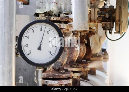 Manometer zur Messung des Drucks im System Stockfoto
