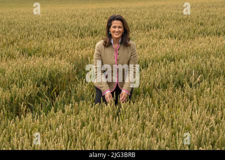 Lengdorf, Deutschland. 07.. Juli 2022. Michaela Kaliber (CSU), Staatsministerin für Ernährung, Landwirtschaft und Forsten, steht auf einem Winterweizenfeld während der jährlichen Ernte-Pressetour des Bayerischen Bauernverbandes und des Landwirtschaftsministeriums. Kaniber erfuhr von den Aussichten für die Ernte in Bayern. Kredit: Peter Kneffel/dpa/Alamy Live Nachrichten Stockfoto