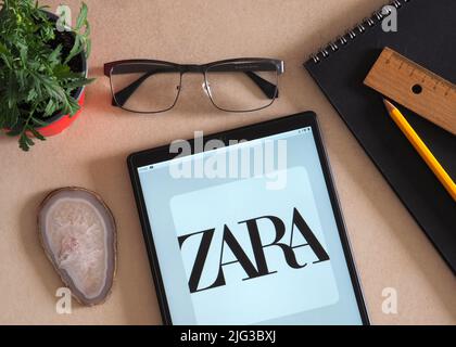 In dieser Abbildung sehen Sie das ZARA-Logo auf einem Tablet. Stockfoto