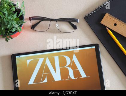 In dieser Abbildung sehen Sie das ZARA-Logo auf einem Tablet. Stockfoto