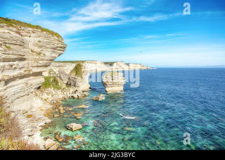 Fantastische Aussicht auf die Klippen in der Nähe der Altstadt von Bonifacio. Beliebtes Reiseziel des Mittelmeers und Korsika. Lage: Bonifacio, Korsika; Frankreich, E Stockfoto