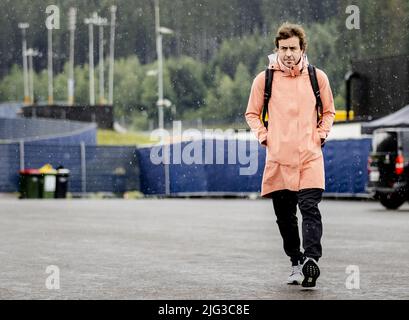 Spielberg, Österreich. 7.. Juli 2022. SPIELBERG - Fernando Alonso (Alpine) kommt vor dem Großen Preis von Österreich auf der Rennstrecke des Red Bull Rings an. Kredit: SEM VAN DER WAL /ANP/Alamy Live Nachrichten Gutschrift: ANP/Alamy Live Nachrichten Stockfoto
