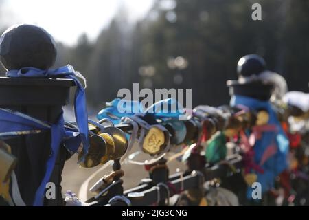 Verzierte Schlösser an einem Zaun, um Glück und Glück zu bringen; Forever Together Konzept Stockfoto