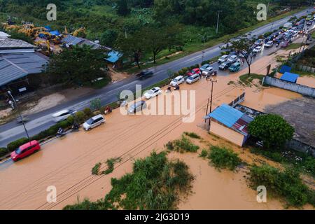 Kendari, Indonesien. 07.. Juli 2022. (ANMERKUNG DER REDAKTION: Bild aufgenommen mit Drohne) mehrere Fahrzeuge stehen auf einer überfluteten Straße in Kendari an. Überschwemmungen überfluteten die umgehungsstraße von kendari und verursachten Staus auf der Straße. Zwei- und vierrädrige Fahrzeuge, die die Route überqueren wollten, mussten aufgrund der Überschwemmungen die Geschwindigkeit reduzieren. Kredit: SOPA Images Limited/Alamy Live Nachrichten Stockfoto