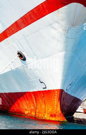 Schiffsbogen . Im Hafen vertäutes Seeschiff Stockfoto