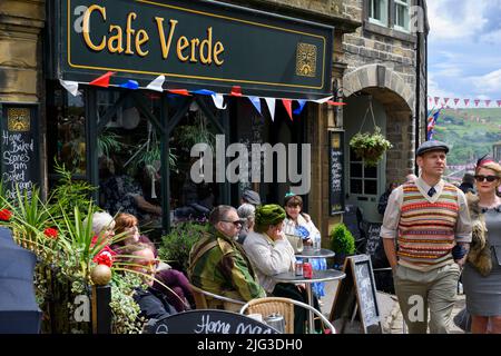 Haworth 1940 Re-enactment lebende Geschichte Ereignis (re-enactors nostalgischen Tag-out, Tabellen & Bunting, Cafe Verde) - Main Street, Yorkshire, England, UK. Stockfoto