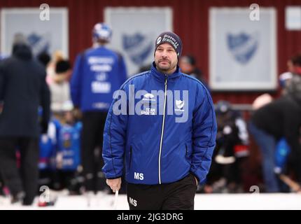 Bandy-Spiel zwischen IFK Motala gegen Sandvikens AIK/BK, K-Bygg Arena, Motala, Schweden. Im Bild: IFK Motalas Trainer Mattias Sjöholm. Stockfoto