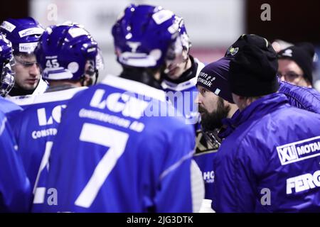 Bandy-Spiel zwischen IFK Motala gegen Edsbyns IF, XL Arena, Motala, Schweden. Im Bild: IFK Motalas Trainer Mattias Sjöholm. Stockfoto