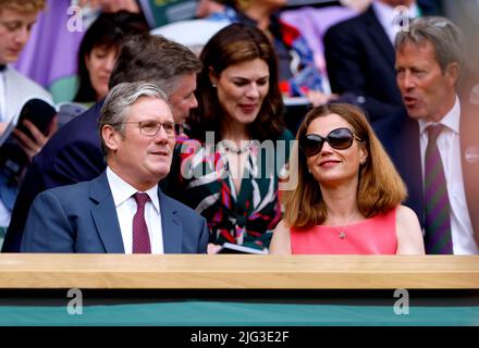 Der Gewerkschaftsführer Sir Keir Starmer und seine Frau Victoria waren am 11. Tag der Wimbledon Championships 2022 im All England Lawn Tennis and Croquet Club in Wimbledon in der Royal Box auf dem Mittelfeld. Bilddatum: Donnerstag, 7. Juli 2022. Stockfoto