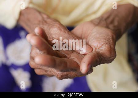 Ältere Frau mit Schmerzen. Stockfoto