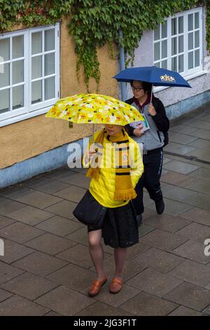 Besucher mit Regenschirmen im strömenden Regen in Oxford, Oxfordshire, Großbritannien, an einem regnerischen Tag im August Stockfoto