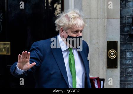 (220707) -- LONDON, 7. Juli 2022 (Xinhua) -- das am 19. Januar 2022 aufgenommene Aktenfoto zeigt, wie der britische Premierminister Boris Johnson die Downing Street 10 in London, Großbritannien, verlässt. Boris Johnson trat in einer Erklärung an das Land am Donnerstag als britischer Premierminister und Vorsitzender der Konservativen Partei zurück. Er sagte, er werde weiterhin als Premierminister dienen, bis ein neuer Tory-Führer gewählt wird. (Foto von Stephen Chung/Xinhua) Stockfoto