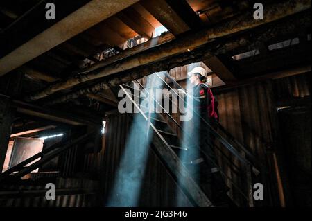 SAPORISCHSCHSCHJA, UKRAINE - 28. JUNI 2022 - Ein wimmelnd anmutendes Ganges eines offenen Herdofens ist in einem Stahlwerk in Saporischschschja, im Südosten der Ukraine, abgebildet. T Stockfoto