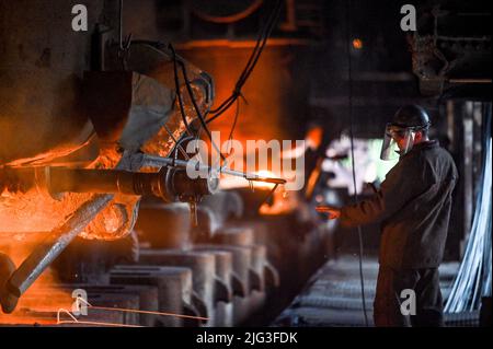 SAPORISCHSCHSCHJA, UKRAINE - 28. JUNI 2022 - Ein wimmelnd anmutendes Ganges eines offenen Herdofens ist in einem Stahlwerk in Saporischschschja, im Südosten der Ukraine, abgebildet. T Stockfoto