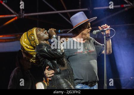 (7/4/2022) Zucchero 'Sugar' Fornaciari spielte auf der Bühne des Estestate Festivals 2022 im Carrarese Castle in Este (PD) (Foto: Mimmo Lamacchia / Pacific Press/Sipa USA) Stockfoto