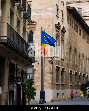 Valencia, Spanien - 06. August 2019: Touristen auf den Straßen von Valencia an einem heißen Sommertag. Reisen, Shopping und Freizeit Stockfoto