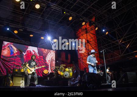 (7/4/2022) Zucchero 'Sugar' Fornaciari spielte auf der Bühne des Estestate Festivals 2022 im Carrarese Castle in Este (PD) (Foto: Mimmo Lamacchia / Pacific Press/Sipa USA) Stockfoto