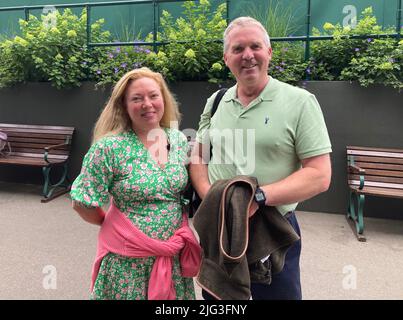 John Cartner, 52, und sein mit Rosalyn, 47, aus Ayrshire, nehmen an Tag elf der Wimbledon Championships 2022 im All England Lawn Tennis and Croquet Club in Wimbledon Teil. Bilddatum: Donnerstag, 7. Juli 2022. Stockfoto