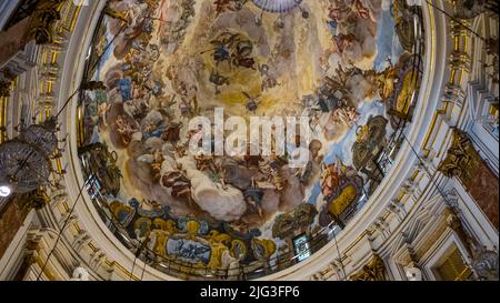 Valencia, Spanien - 06. August 2019: Innenraum der Kirche San Nicolas in Valencia. Die Kirche wurde im 13.. Jahrhundert gegründet. Das Innere der Kirche Stockfoto