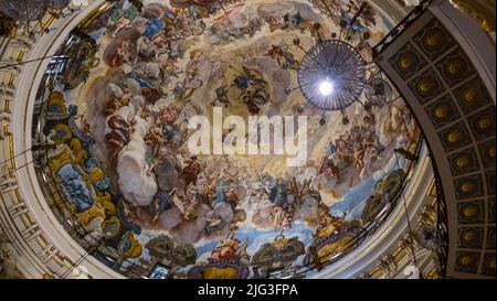 Valencia, Spanien - 06. August 2019: Innenraum der Kirche San Nicolas in Valencia. Die Kirche wurde im 13.. Jahrhundert gegründet. Das Innere der Kirche Stockfoto