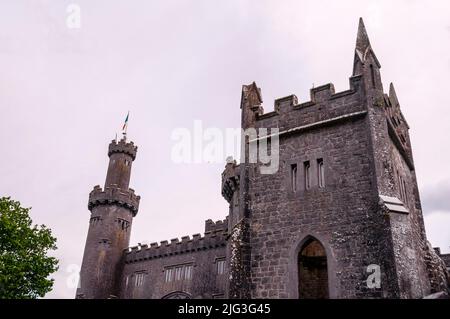 Türme und Türme der Ruinen von Charleville Castle in Tullamore, Irland. Stockfoto