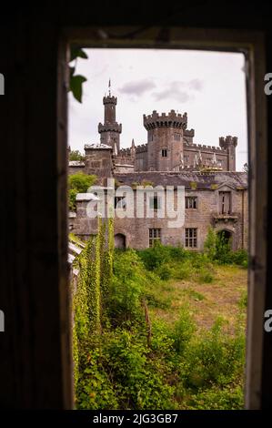 Charleville Castle Ruinen im gotischen Revival in Tullamore, Irland, sind voller Türme, Türme und Türme. Stockfoto