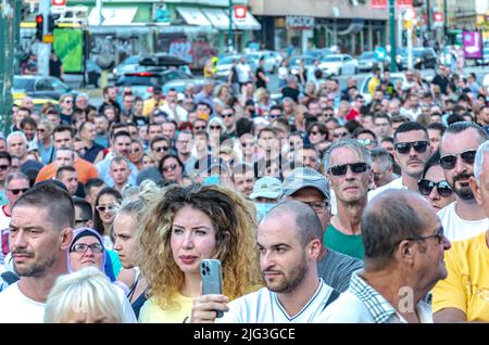 Rund 2.000 Bürger protestierten heute vor dem Parlamentsgebäude von Bosnien und Herzegowina aufgrund von Preissteigerungen während der Rezession. Stockfoto