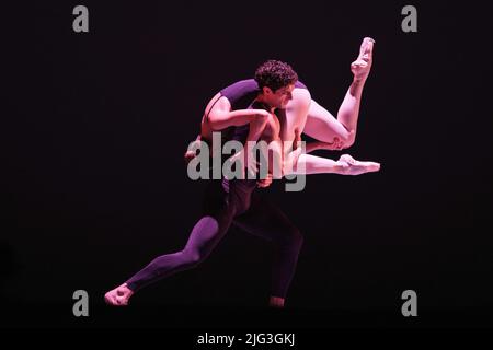 Madrid, Spanien. 07.. Juli 2022. Tänzer der National Dance Company (CND) sind während der Aufführung von Polyphonia im Zarzuela Theater in Madrid zu sehen. Kredit: SOPA Images Limited/Alamy Live Nachrichten Stockfoto