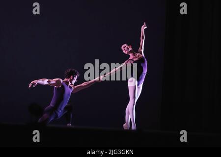 Madrid, Spanien. 07.. Juli 2022. Tänzer der National Dance Company (CND) sind während der Aufführung von Polyphonia im Zarzuela Theater in Madrid zu sehen. Kredit: SOPA Images Limited/Alamy Live Nachrichten Stockfoto