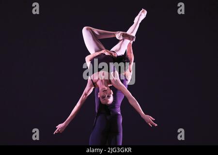 Madrid, Spanien. 07.. Juli 2022. Tänzer der National Dance Company (CND) sind während der Aufführung von Polyphonia im Zarzuela Theater in Madrid zu sehen. Kredit: SOPA Images Limited/Alamy Live Nachrichten Stockfoto