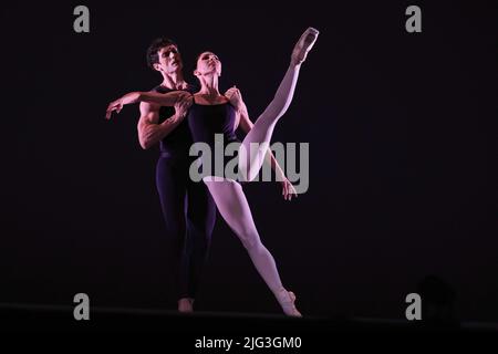 Madrid, Spanien. 07.. Juli 2022. Tänzer der National Dance Company (CND) sind während der Aufführung von Polyphonia im Zarzuela Theater in Madrid zu sehen. Kredit: SOPA Images Limited/Alamy Live Nachrichten Stockfoto