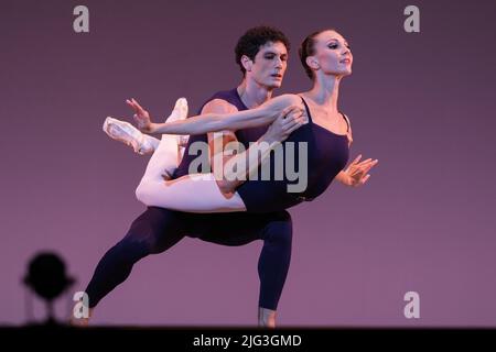 Madrid, Spanien. 07.. Juli 2022. Tänzer der National Dance Company (CND) sind während der Aufführung von Polyphonia im Zarzuela Theater in Madrid zu sehen. Kredit: SOPA Images Limited/Alamy Live Nachrichten Stockfoto