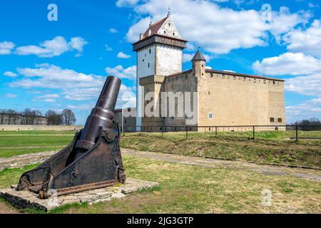 Alter Mörser und Hermann Schloss im Hof der Narva Festung. Narva, Estland, Baltische Staaten Stockfoto