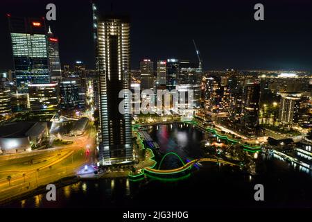 Lange Luftaufnahme der Stadt Perth bei Nacht, einschließlich des Autobahnverkehrs und des Flusses Stockfoto