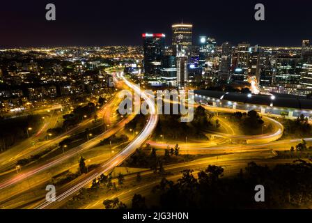Lange Luftaufnahme der Stadt Perth bei Nacht, einschließlich des Autobahnverkehrs Stockfoto
