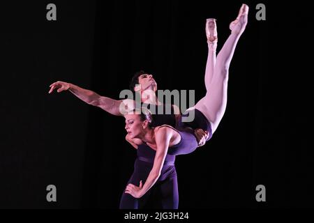 Madrid, Spanien. 07.. Juli 2022. Tänzer der National Dance Company (CND) sind während der Aufführung von Polyphonia im Zarzuela Theater in Madrid zu sehen. (Foto: Atilano Garcia/SOPA Images/Sipa USA) Quelle: SIPA USA/Alamy Live News Stockfoto