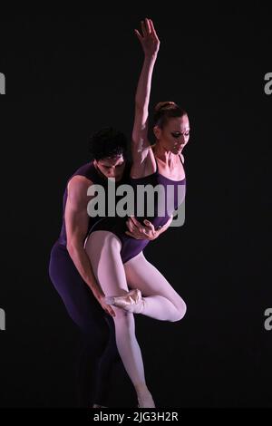 Madrid, Spanien. 07.. Juli 2022. Tänzer der National Dance Company (CND) sind während der Aufführung von Polyphonia im Zarzuela Theater in Madrid zu sehen. (Foto: Atilano Garcia/SOPA Images/Sipa USA) Quelle: SIPA USA/Alamy Live News Stockfoto